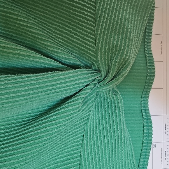 WILDE top In Size Small. Green Ribbed Button-Detail Top. - Picture 4 of 5